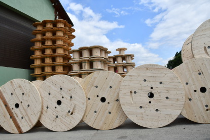 Wooden cable reels - Offer - Andrew Wood Products